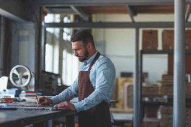 Olgun ustayla mozaik atölye üniformalı