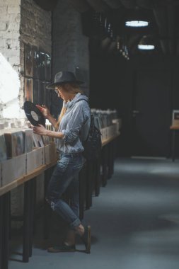 Bir kaydı bir müzik mağazası ile genç kız