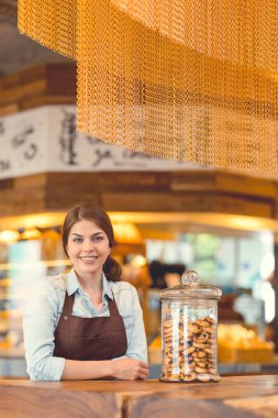 Baker ekmek sayacında, üniformalı gülümseyen
