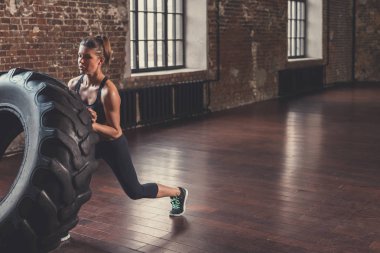 Çatı katında bir tekerlek ile genç kız