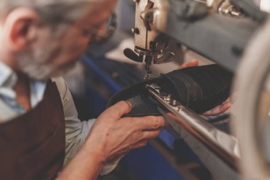 İş yakın çekim adlı yaşlı bir kunduracı