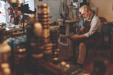 Yaşlı bir kunduracı bir atölye çalışmalarında