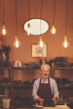 Sayaç ayakkabılı bir yaşlı adam