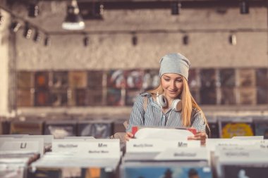 Bir vinil mağaza genç çekici kız