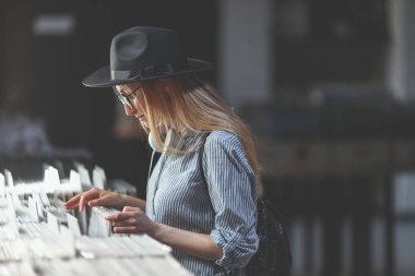 Genç kız bir müzik mağazası kayıtları tarama