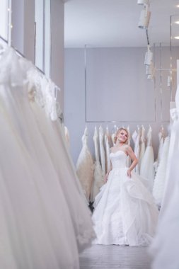 Düğün salonu içinde beyaz elbiseli güzel gelin
