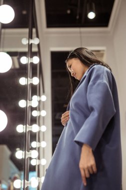 Ayna, paltolu güzel genç kız