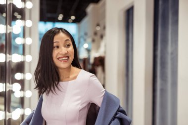 Ayna, paltolu gülümseyen atttractive kız