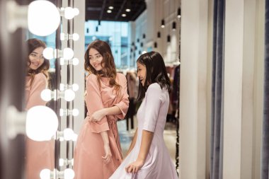 Soyunma odasında genç çekici kızlar