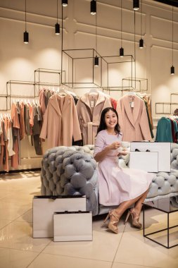 Bir fincan kahve mağaza ile çekici kız