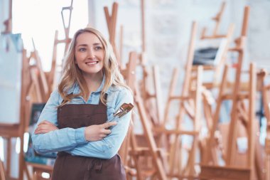 Depodaki bir fırçayla gülümseyen kadın