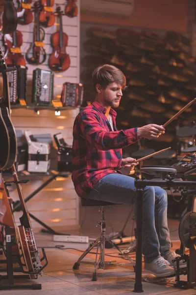 Giovane Musicista Che Suona Batteria Negozio Musica — Foto Stock