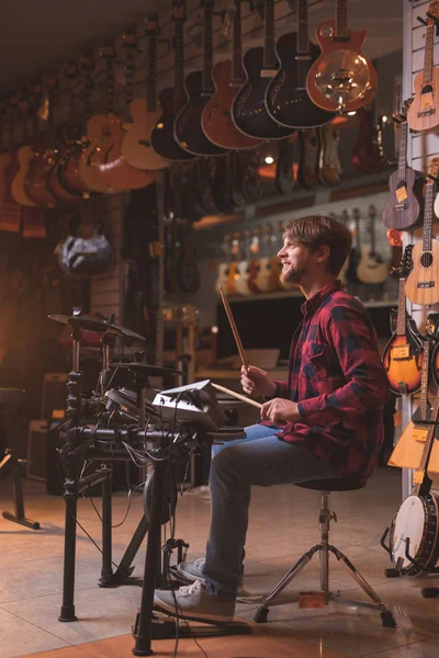 Jeune Musicien Jouant Batterie Intérieur — Photo