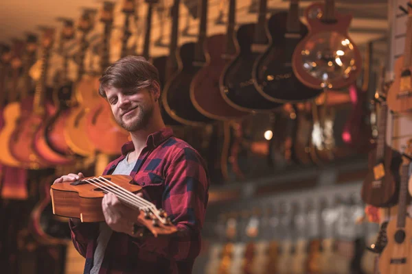 Uśmiechający Się Muzyk Ukulele Sklepie Muzycznym — Zdjęcie stockowe