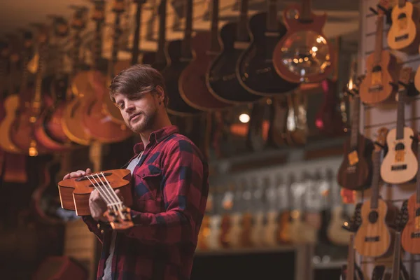 Młody Muzyk Ukulele Sklepie Muzycznym — Zdjęcie stockowe