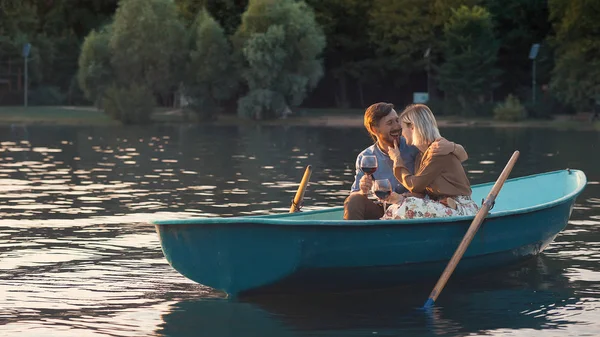 Vonzó Pár Romantikus Napján Egy Csónakban — Stock Fotó