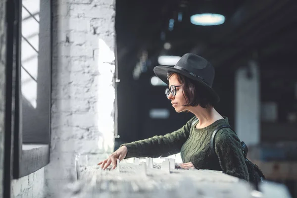 Молодая Женщина Шляпе Музыкальном Магазине — стоковое фото