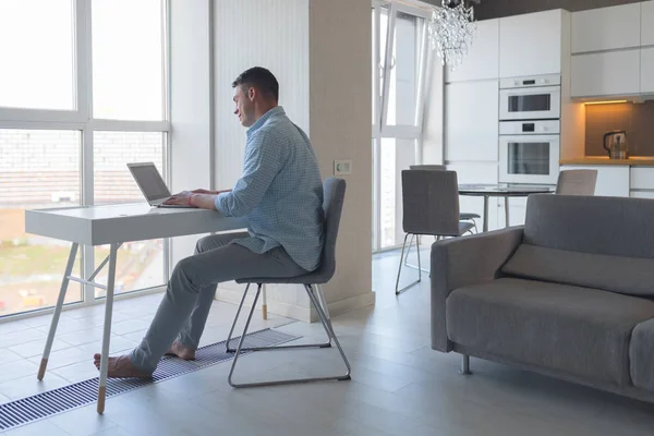 Young Man Laptop Home — Stock Photo, Image