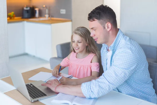 Jeune Père Avec Une Fille Faisant Ses Devoirs Maison — Photo