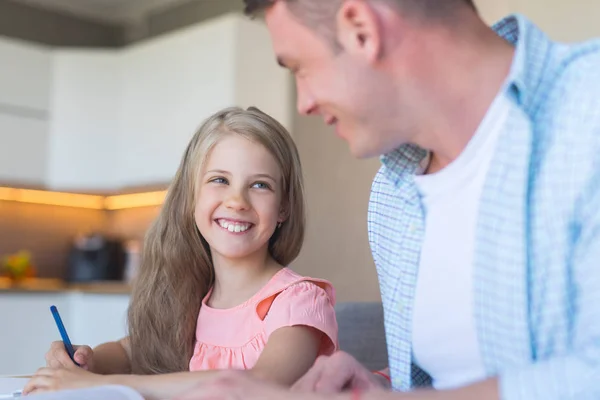 Sorrindo Pai Com Uma Filha Fazendo Lição Casa Cozinha — Fotografia de Stock