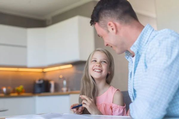 Giovane Padre Con Una Piccola Figlia Casa — Foto Stock