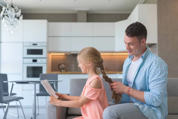 Father Braids Her Daughter Hair Home — Stock Photo, Image