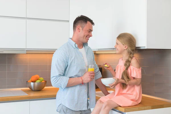 Young Father Daughter Having Breakfast Home — Stock Photo, Image