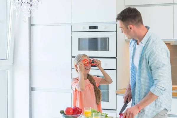 Junger Vater Und Kleine Tochter Kochen Der Küche — Stockfoto