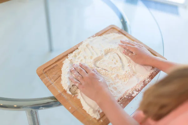 Barnens Händer Förbereda Kaka Köket — Stockfoto