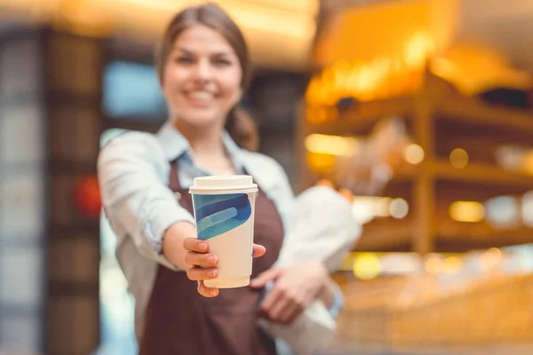 Giovane Donna Con Baguette Una Tazza Caffè Panetteria — Foto Stock