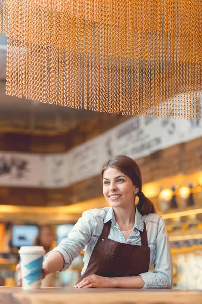 Atractivo Panadero Con Café Mostrador Panadería — Foto de Stock