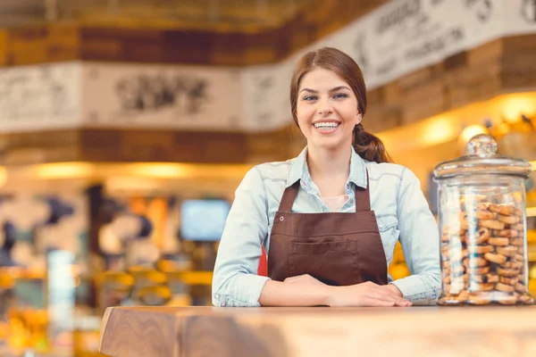 Dueño Sonriente Uniforme Mostrador Panadería — Foto de Stock