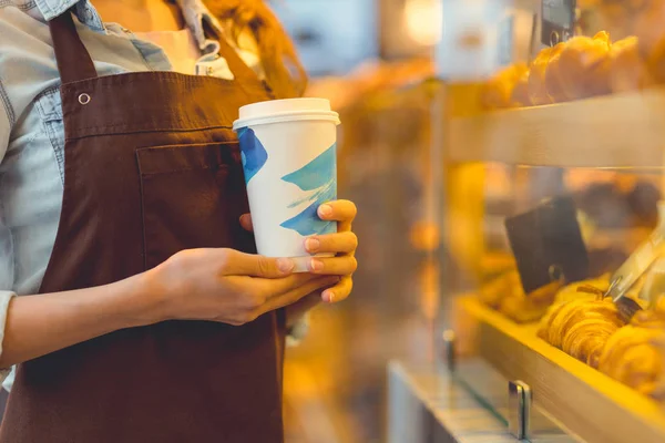 Mujer Joven Uniforme Con Una Taza Café Cerca —  Fotos de Stock