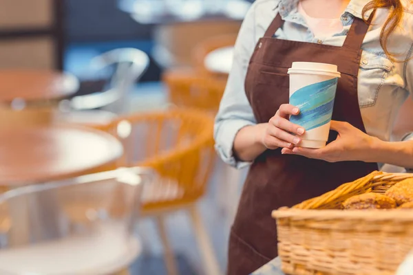 Junge Frau Uniform Mit Einer Tasse Kaffee Der Bäckerei — Stockfoto