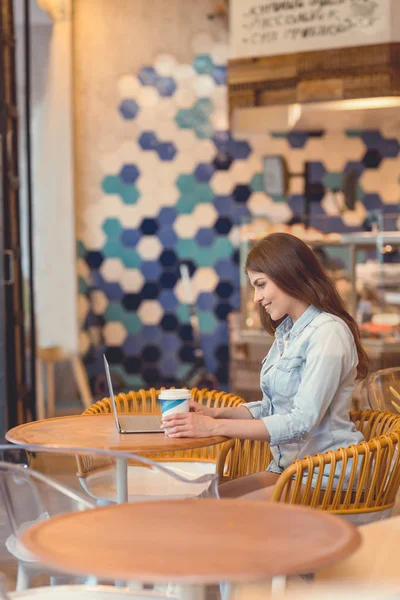 Привлекательная Женщина Ноутбуком Кафе — стоковое фото