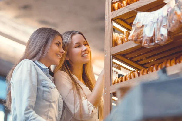 Giovani Ragazze Attraenti Bancone Panetteria — Foto Stock