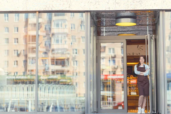 Giovane Proprietario Alla Porta Della Panetteria — Foto Stock