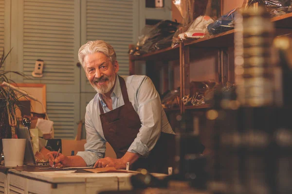 Hombre Viejo Sonriente Mostrador — Foto de Stock