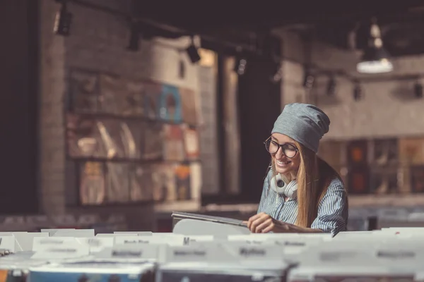 Lächelndes Mädchen Beim Stöbern Auf Platten Einem Musikladen — Stockfoto