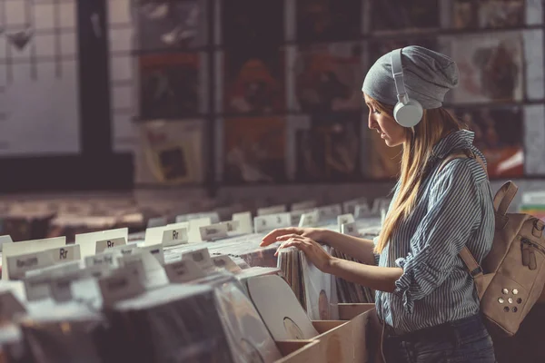 Chica Joven Con Auriculares Una Tienda Vinilo — Foto de Stock