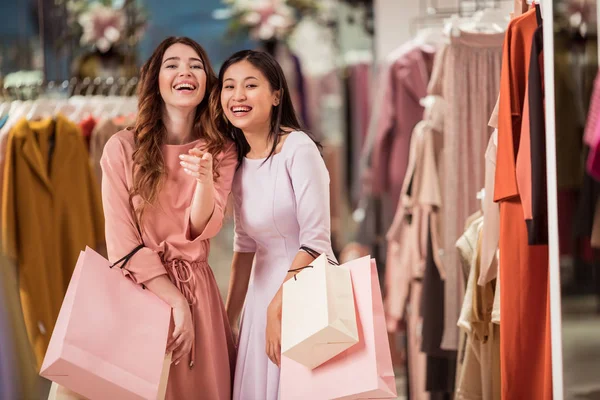 Mujeres Jóvenes Felices Con Bolsas Compras Una Tienda —  Fotos de Stock