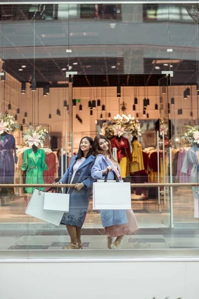 Lächelnde Attraktive Mädchen Mit Einkaufstüten Einem Geschäft — Stockfoto