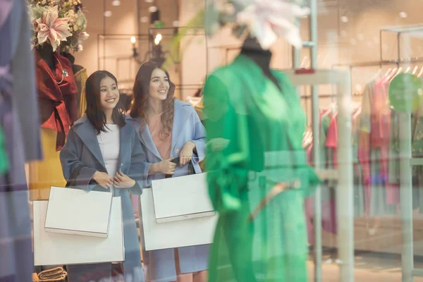 Chicas Atractivas Con Bolsas Compras Escaparate —  Fotos de Stock