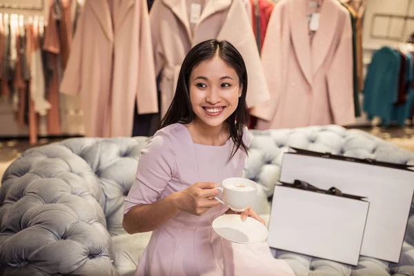 Glimlachend Aantrekkelijk Meisje Met Een Kopje Koffie Winkel — Stockfoto