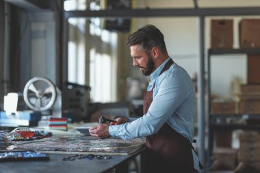 Mozaik atölye ile olgun adam