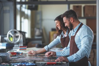 Mozaik atölye ile gülümseyen insanlar