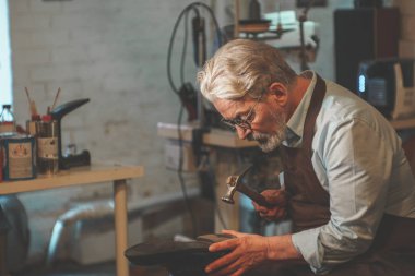Yaşlı bir adam bir atölye çalışmalarında