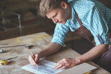 Genç Efendi apronda marangozluk