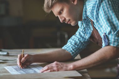 Atölye apronda Genç Efendi