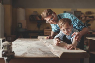 Genç baba ve oğul marangozluk sonra işte